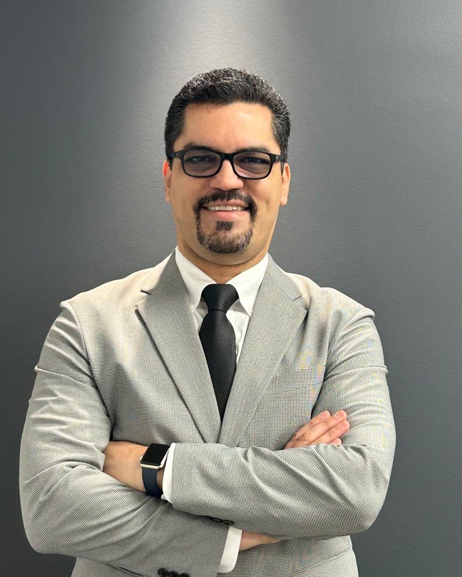 Jesús Espinoza, fundador de The House of Routing, de frente y con los brazos cruzados